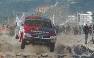 Platz 3 fr Nissan beim Auftakt der Rallye Dakar in Barcelona: Giniel de Villiers