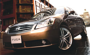 Nissan Fuga in der Farbe Grayish Bronze