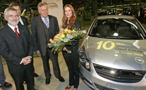 Opel-Chef Hans Demant, Bundeswirtschaftsminister Michael Glos und die Schauspielerin Esther Schweins, die den Jubilums-Corsa vom Band fuhr