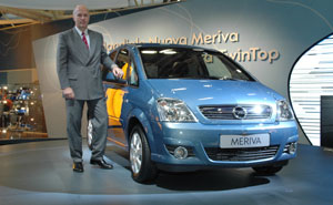 Weltpremiere auf der 30. Bologna Motor Show: GM Europa-Prsident Carl-Peter Forster prsentiert die neue Generation des Erfolgsmodells Opel Meriva