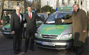 Volker Bouffier, Tom Anliker, Adam Opel AG und der Offenbacher Polizeiprsident Heinrich Bernhardt (v.r.n.l.)