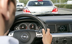 Das Risiko Auffahrunfall bei dichtem Verkehr oder auch bei schneller Fahrt minimiert der Fahrerassistent in diesem als Demonstrationsfahrzeug eingesetzten Opel Vectra