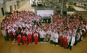 Leipziger Porsche-Mitarbeiter vor dem 100.000sten Cayenne
