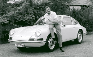 Ferdinand Alexander Porsche an dem von ihm entworfenen Urelfer