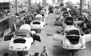 1958: Ferry Porsche in der Montagehalle Werk II in Stuttgart-Zuffenhausen vor Fahrzeugen der Typenreihe 356 A