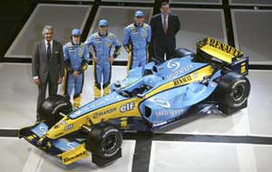 Renault R24 mit Team