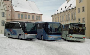 Der kompakte S 411 HD aus der Premium Reisebus Baureihe TopClass 400, der S 416 GT-HD aus der wirtschaftlichen Reisebus Baureihe ComfortClass 400 und der S 317 UL aus der berlandbus Baureihe MultiClass