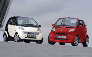 smart limited/1 aus dem Jahr 1998 (links) und smart fortwo edition red aus dem Jahr 2006