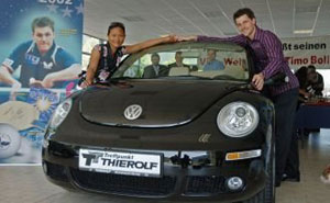 Timo Boll mit Ehefrau Rodelia am neuen New Beetle Cabriolet