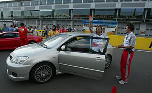 Formel 1-Star Jarno Trulli mal mit einem straentauglichen Arbeitsgert: dem Toyota Corolla TS Compressor