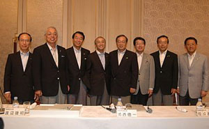 Der neue Vorstand der Toyota Motor Corporation (v.l.) Masatami Takimoto, Mitsuo Kinoshita, Kazuo Okamoto, TMC-Prsident Katsuaki Watanabe, Tokuichi Uranishi, Kyoji Sasazu, Takeshi Uchiyamada sowie Akio Toyoda