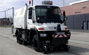 Unimog U 400 Schienen- und Rillenreinigungsfahrzeug