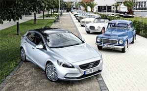 Parade der Volvo Oldtimer mit dem neuen Volvo V40