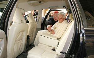 Papst Benedikt XVI mit dem Volvo XC90 Executive