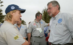 Jutta Kleinschmidt (D), Volkswagen Vorstandsmitglied Professor Wilfried Bockelmann, Volkswagen Race-Touareg, 15. Etappe Rallye Dakar