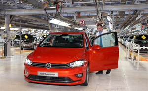 Jubilumsfahrzeug verlsst die Finishlinien im Volkswagen Werk Wolfsburg