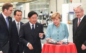 Angela Merkel besucht Volkswagen Werk im chinesischen Chengdu