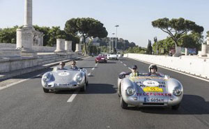 Zwei 550 Spyder aus dem Porsche Werksmuseum rollen durch Rom