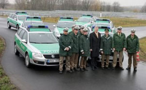 NRW-Innenminister Dr. Ingo Wolf mit Polizeibeamten vor den neuen Volkswagen Passat Variant TDI