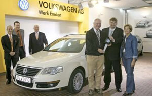 Die Schlssel fr das neue Taxi in Hellelfenbein erhielt der Oldenburger Unternehmer Hans-Gnther Bartels im Kundencenter in Emden