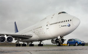 Volkswagen Touareg zieht Boeing 747