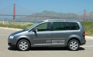 VW Touran HyMotion vor der Golden Gate Bridge