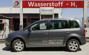 Der Volkswagen Touran HyMotion vor der TOTAL Wasserstoff-Tankstelle in Berlin