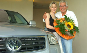 Claus Wilcke mit Ehefrau Janine und ihrem VW Touareg