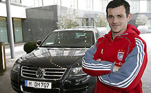 Willy Sagnol vor seinem neuen Touareg W12 Sport Edition